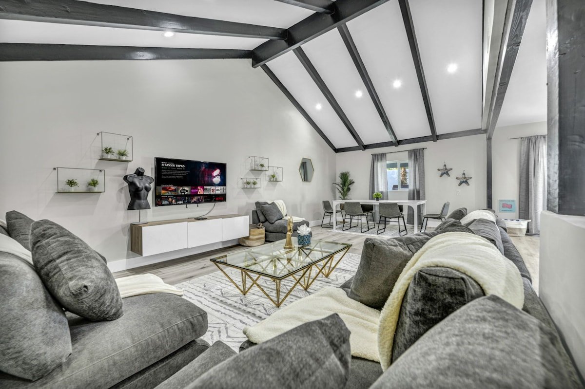 6BR Vegas Single Story Paradise Pool, HotTub&Games gallery image 4