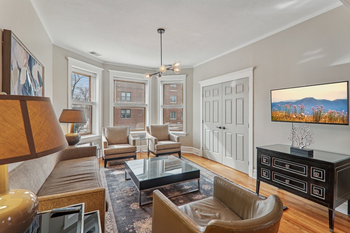 Big Wrigleyville Home, Great for Groups, 2 Units! gallery image 3