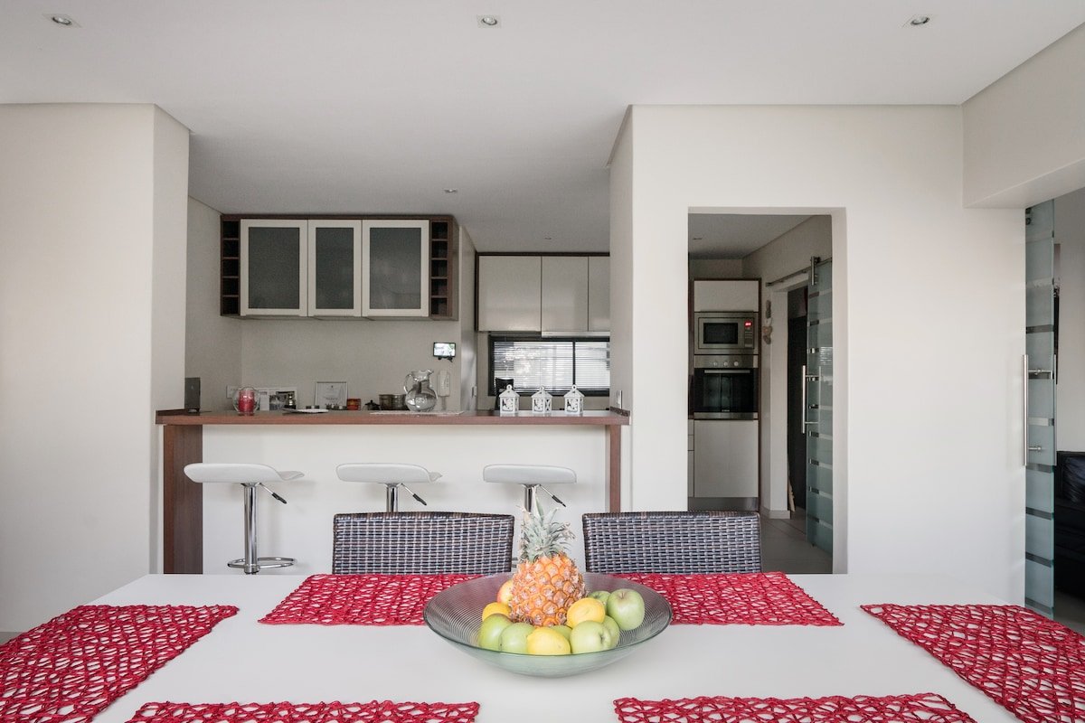 Sleek Apartment with Captivating Mountain Views gallery image 4