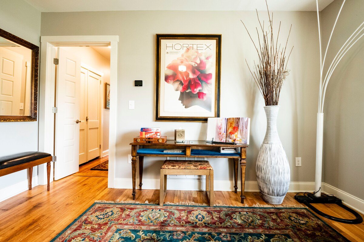 Historic duplex: King beds, walk downtown +parking gallery image 4