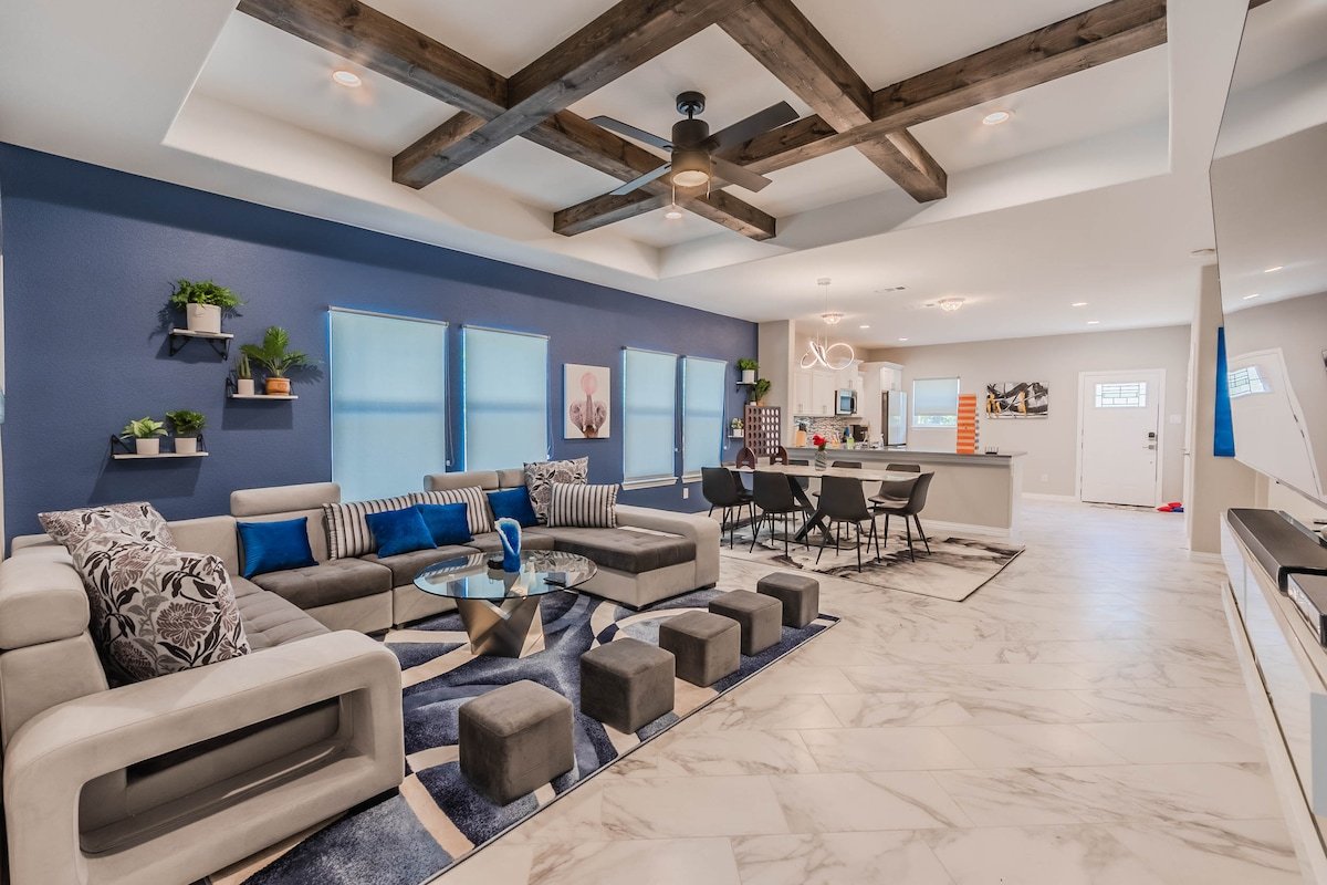 Modern Room Near Downtown, Zoo, Uptown & More gallery image 2