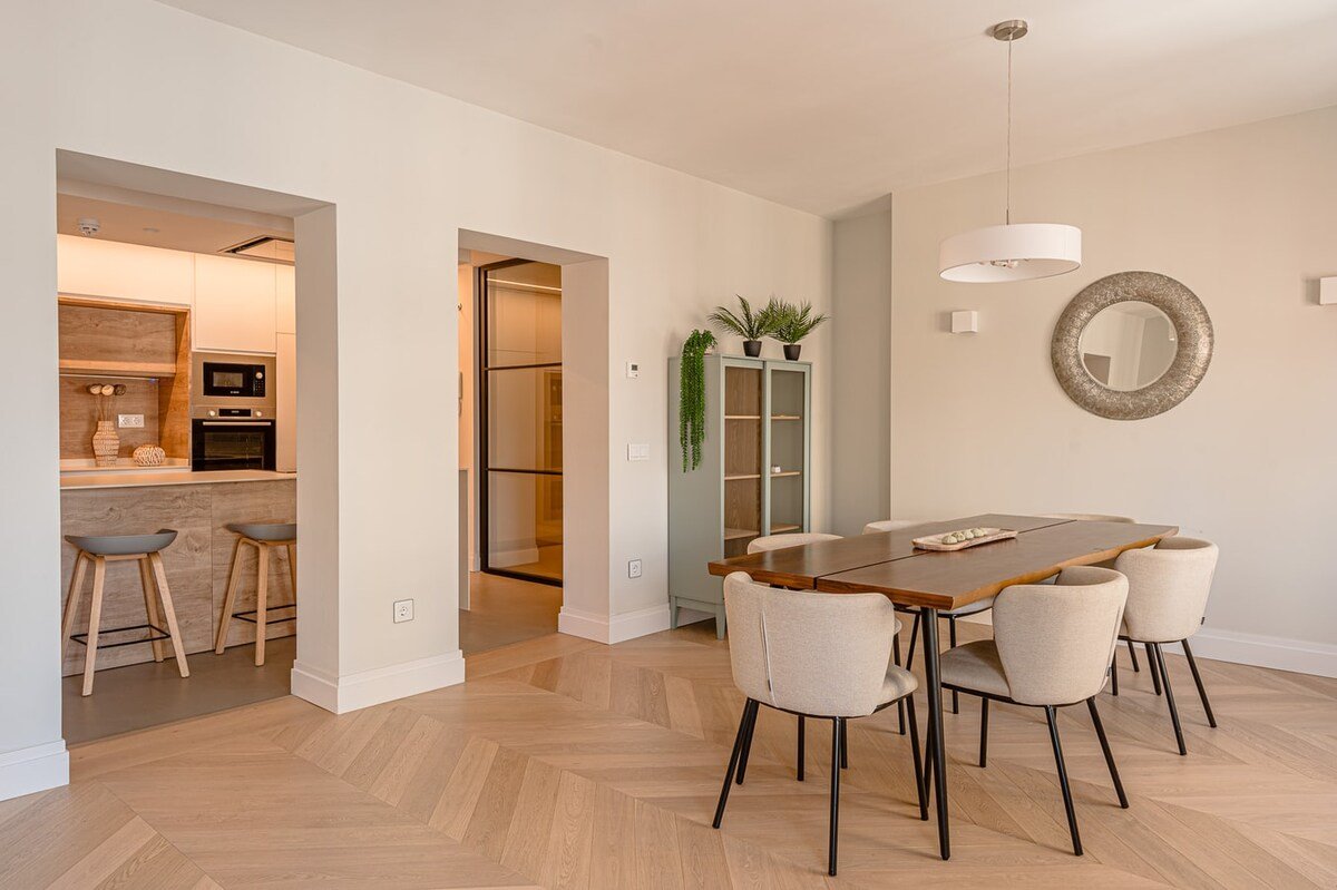 Stunning 8 pax apartment close to Puerta del Sol gallery image 5