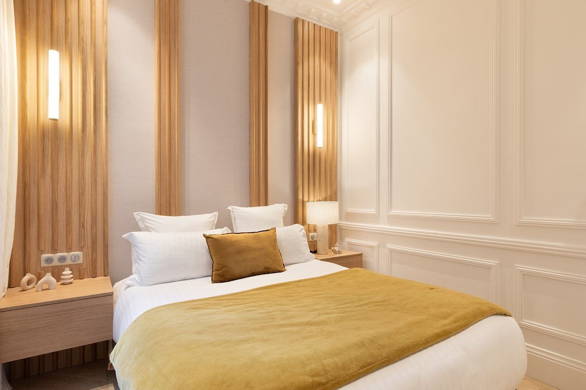 A Sublime 2-BR/2BA with Services in Champs-Elysées gallery image 2