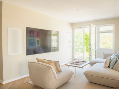 Completely renovated Apt viewing over Kings Garden