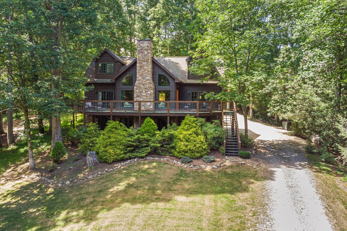 CozyEscape: Hot Tub,Fireplace, Firepit, Sleeps 14! gallery image 5