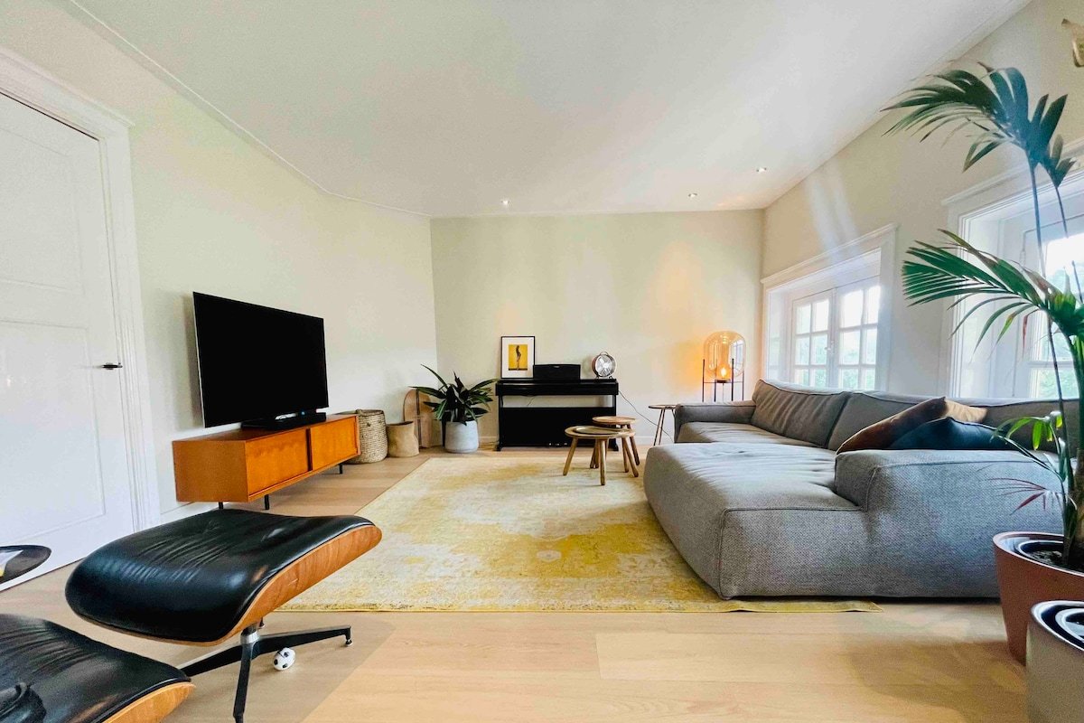 Large penthouse with roof terrace near Vondelpark gallery image 5