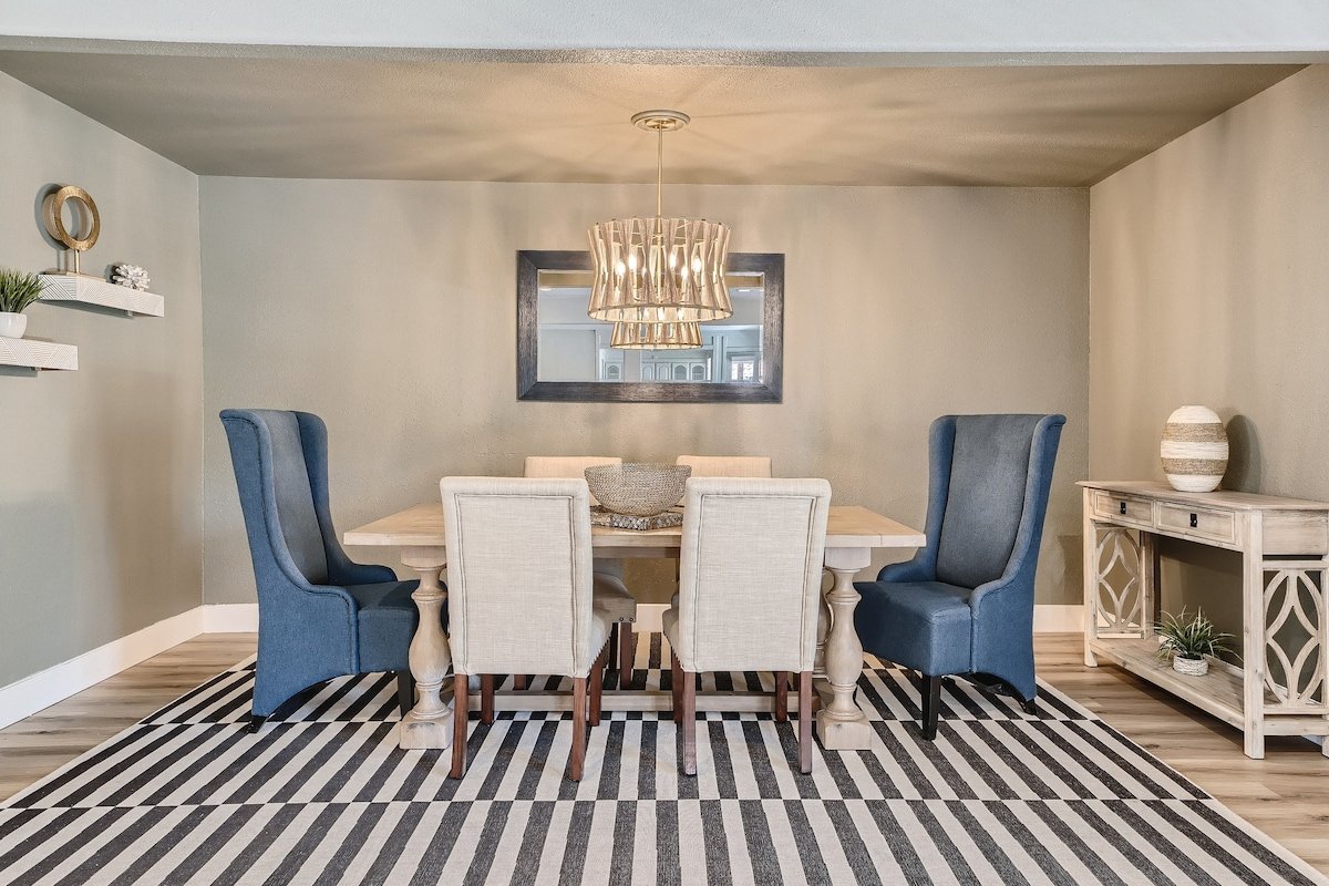 Lux life! Central location for business or play! gallery image 5