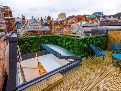 Deluxe 3-Bed Property in Central Shopping District