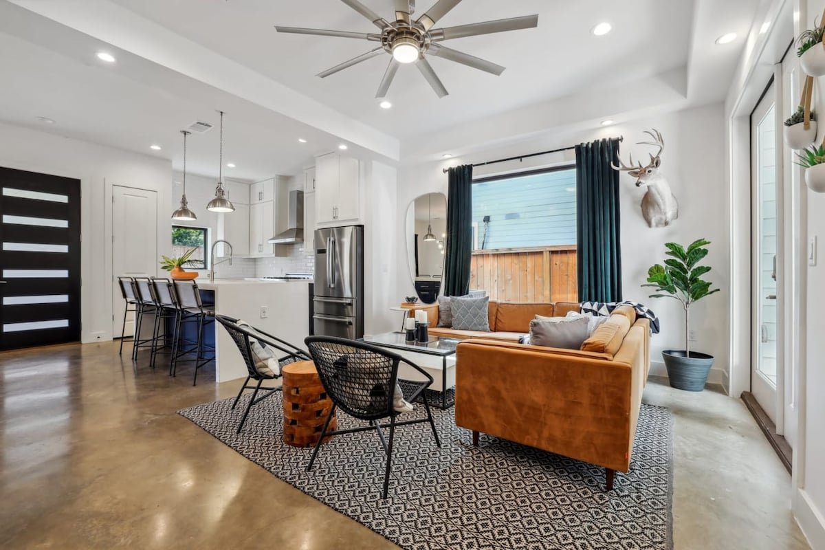 Spacious and Sleek Modern Elegance |Heated Pool gallery image 4