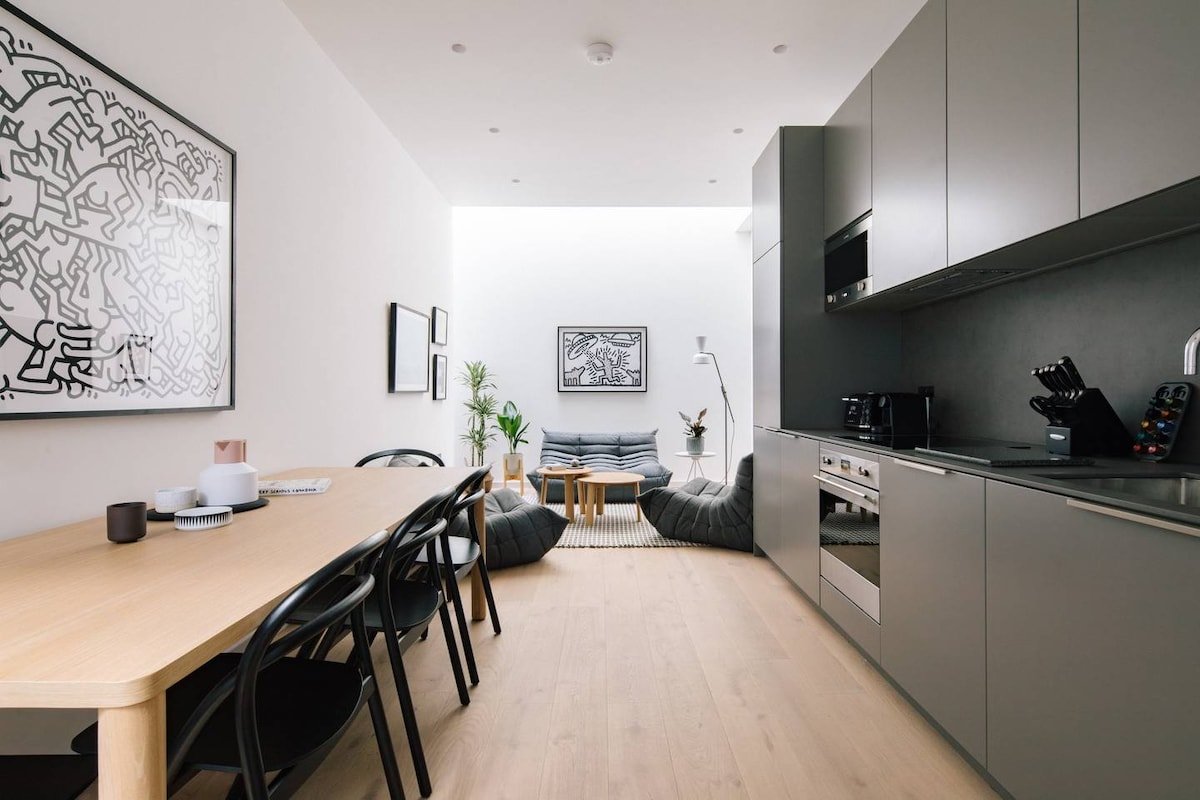 Huge Oxford Street 3BR – Netflix & Nespresso gallery image 2
