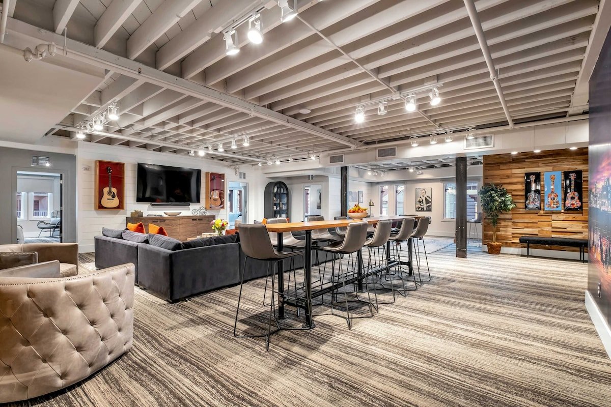 Skyline Suite Penthouse Rooftop 6BR by Maddox Hote gallery image 5