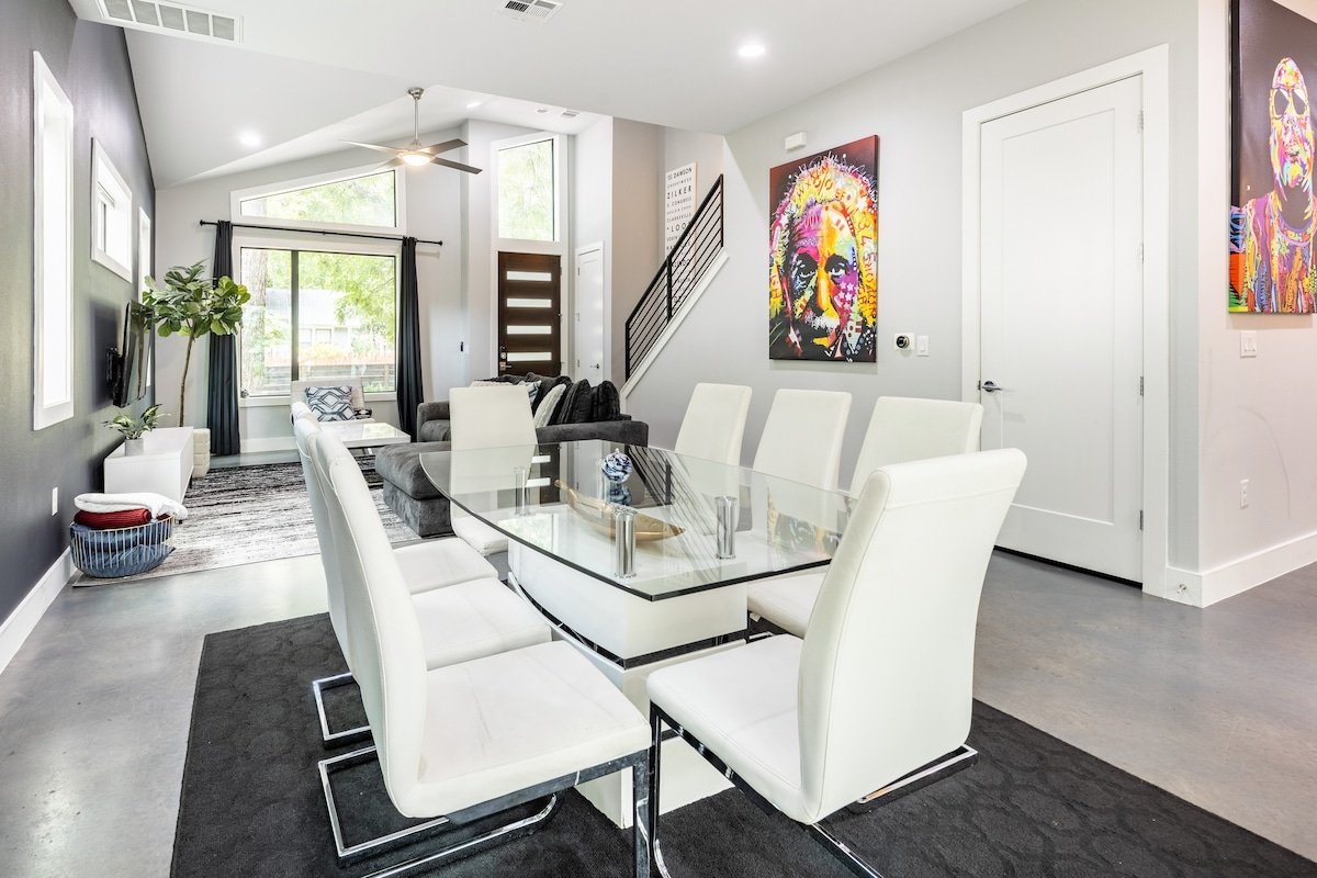 Downtown 6 Bedroom, Putting Green, Pool Table gallery image 4