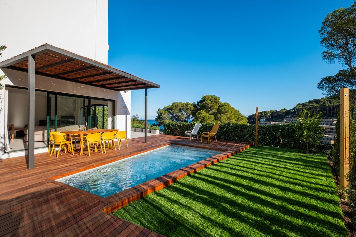 Newly Renovated Seaside Home gallery image 2