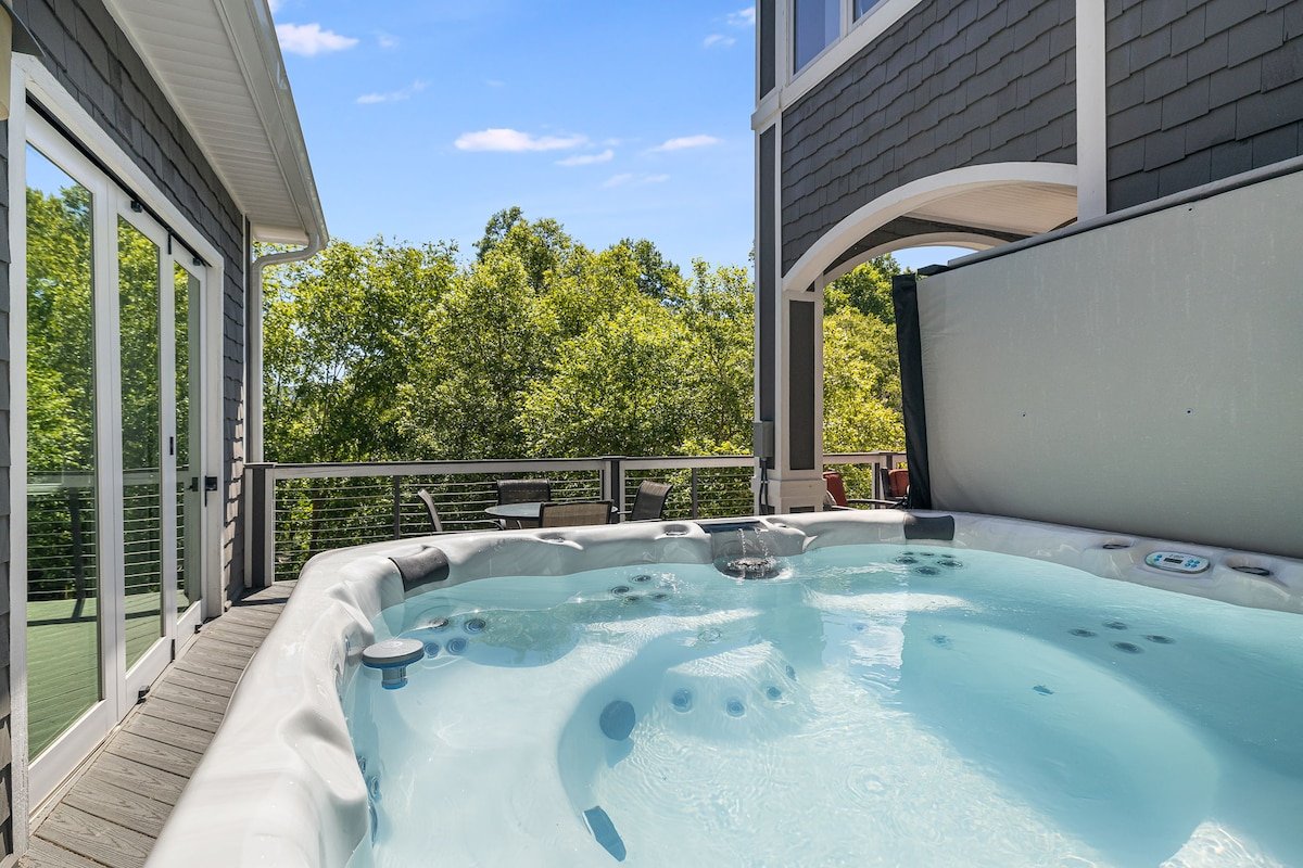 Luxury Estate + Hot Tub + Biltmore Pass gallery image 5