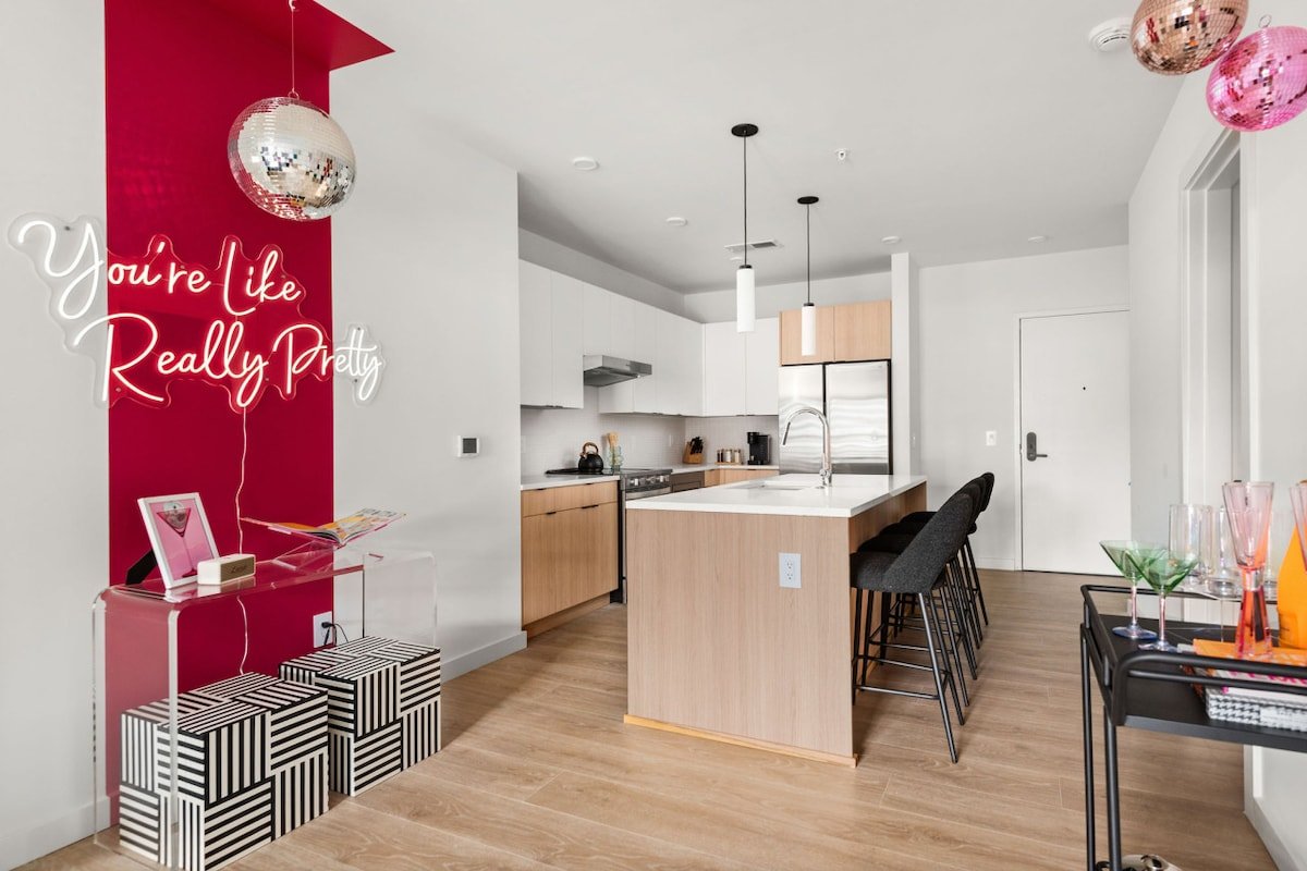 Hyve at the Hyve: Large Disco Condo near Broadway! gallery image 3