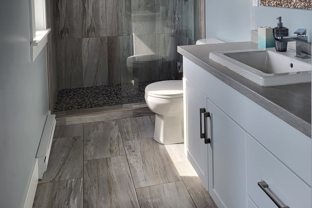 Whole Upstairs w. Sauna, Hot Tub gallery image 4