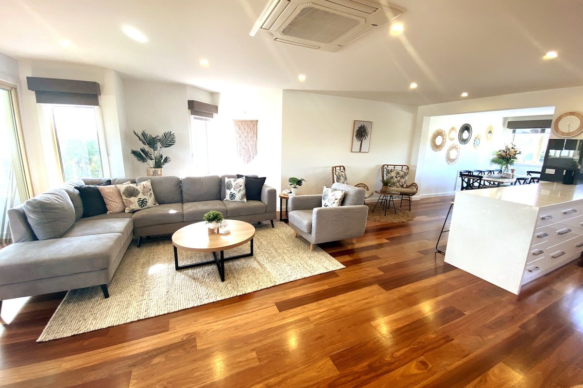 Torquay – 800m to Front Beach Modern 4 Br/8 Beds gallery image 2