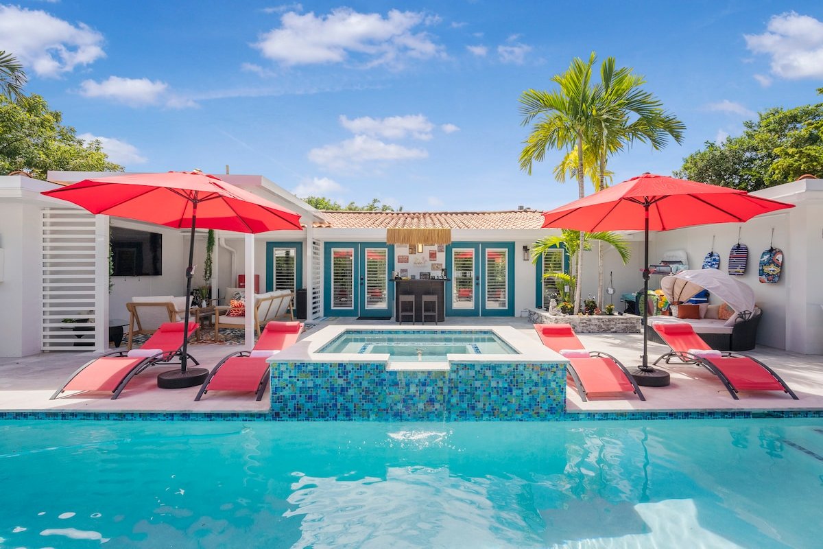 ~HUGE Pool, hot tub, 8 beds!~ 1 Mile from beach! gallery image 2