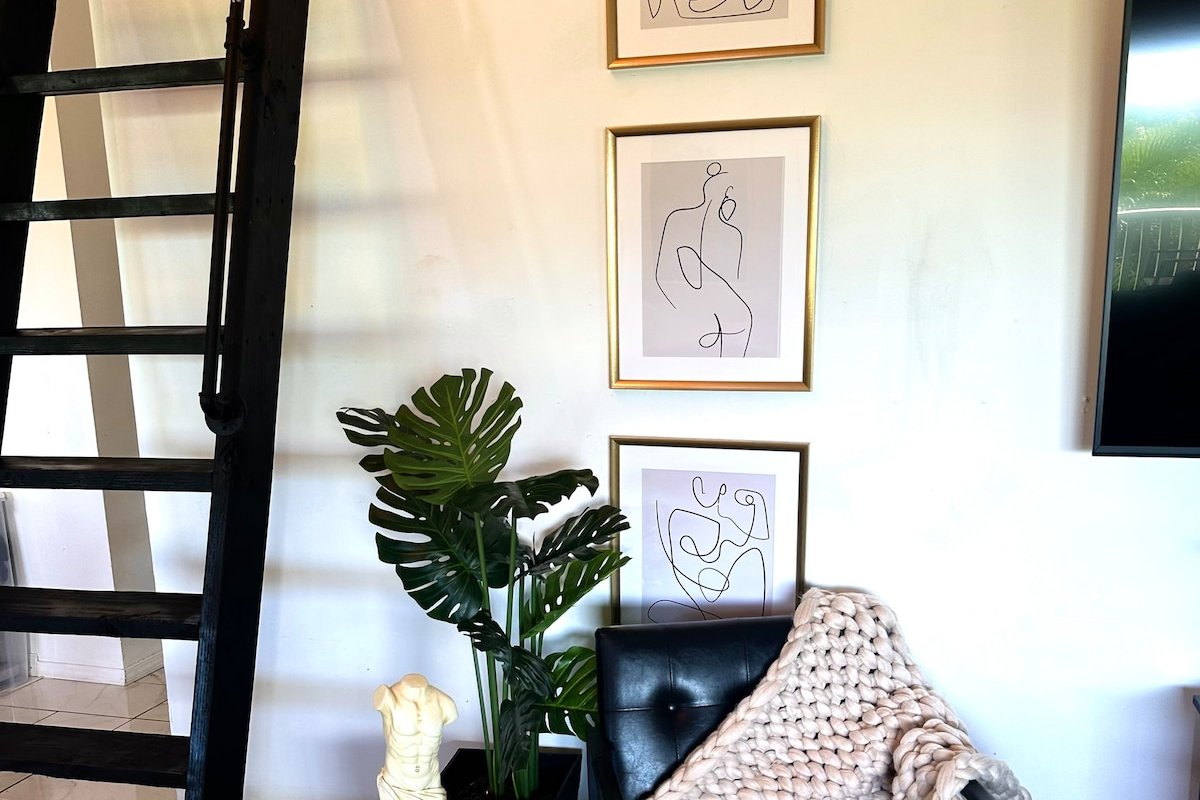 Family Home, Center of North Shore, – Ocean Views! gallery image 5