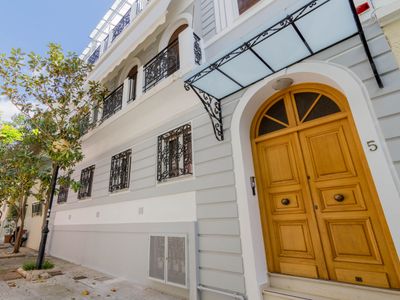 Private Boutique Building under Acropolis