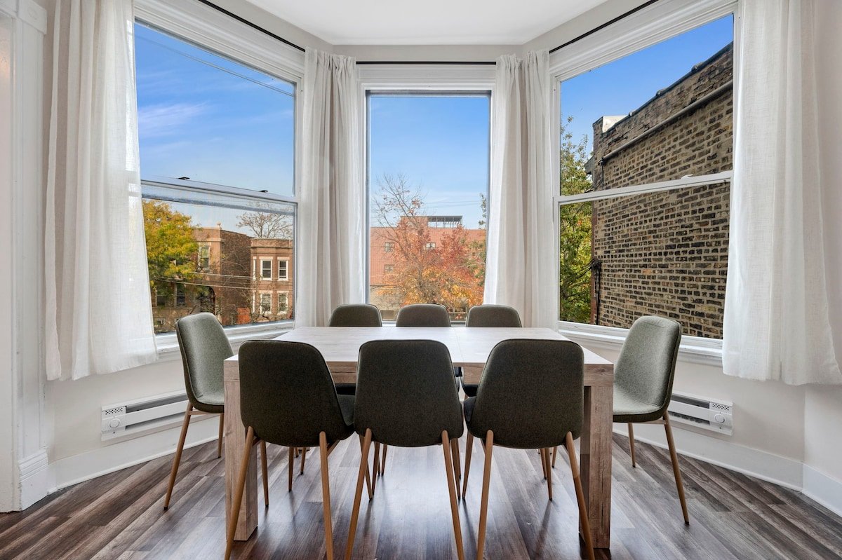 Charming & Cozy 4BD Retreat Steps to Wrigley Field gallery image 3