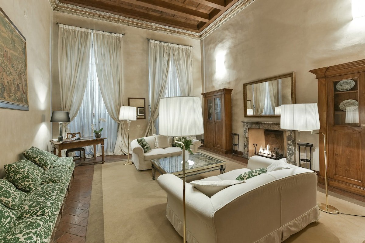 Raffaello apartment with fireplace in Oltrarno gallery image 2
