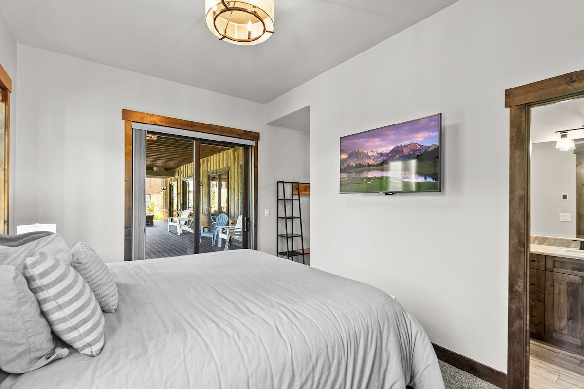 Luxury Snowghost Chalet – True Ski-In/Ski-Out gallery image 5