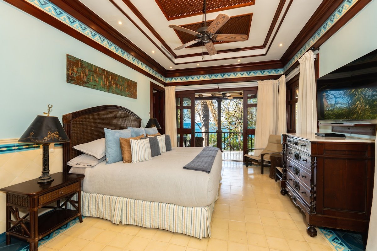 Oceanfront Villa With Pool & Beach Club -Casa Teja gallery image 3