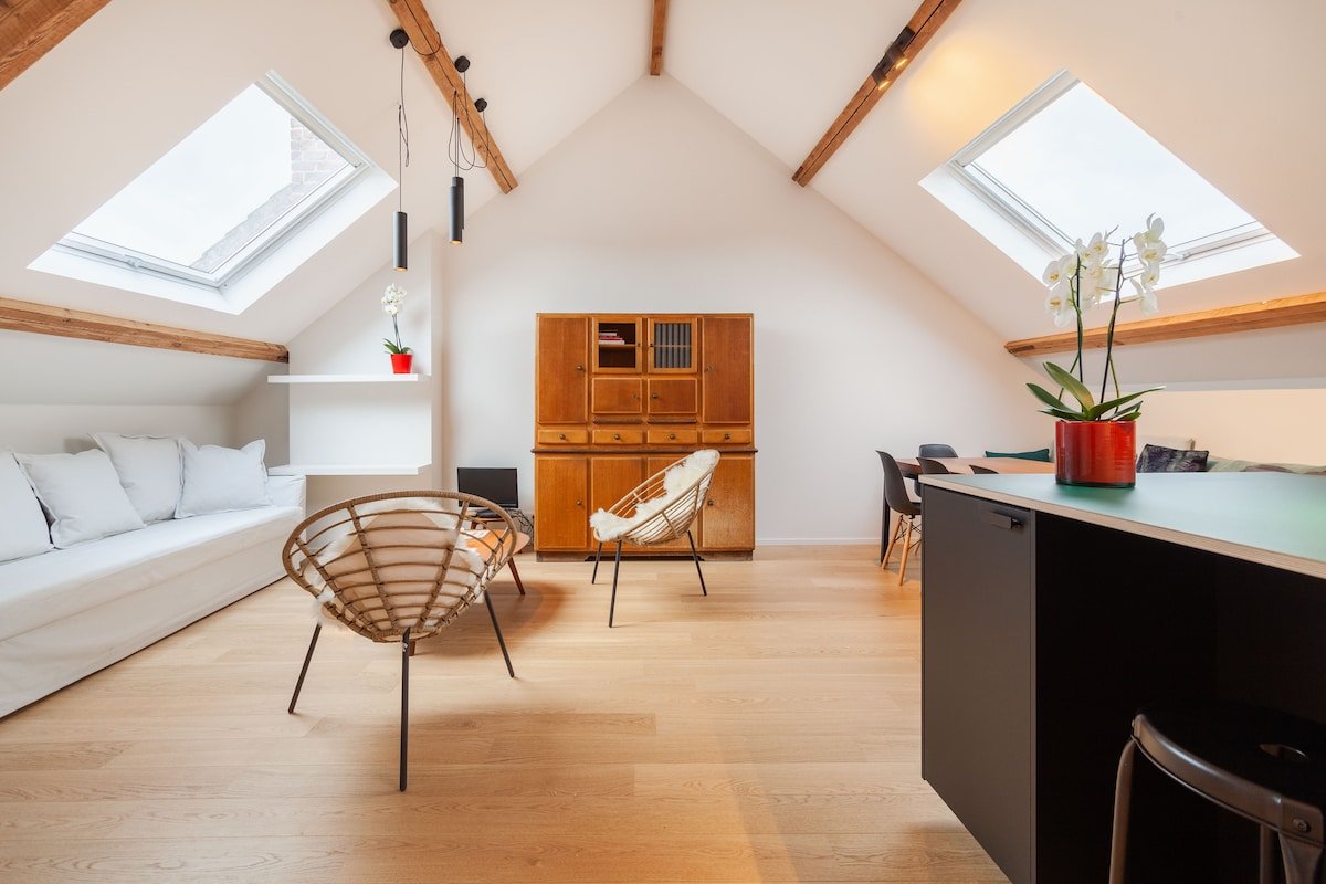 Fully renovated 3 bedroom duplex near the forest gallery image 2