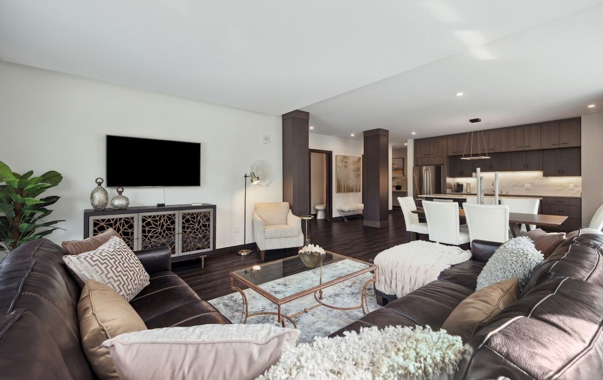 NEW! Luxury Apartment in heart of Downtown Wayzata gallery image 4