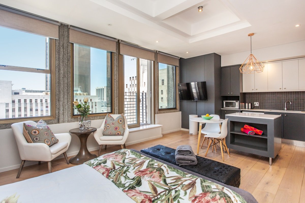 Skyline Retreat •Stylish Comfort• Pool•Gym 1008 gallery image 4