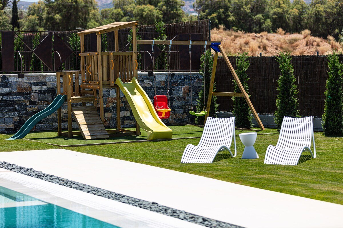 Spacious Family Villa w/ Playground by etouri gallery image 5