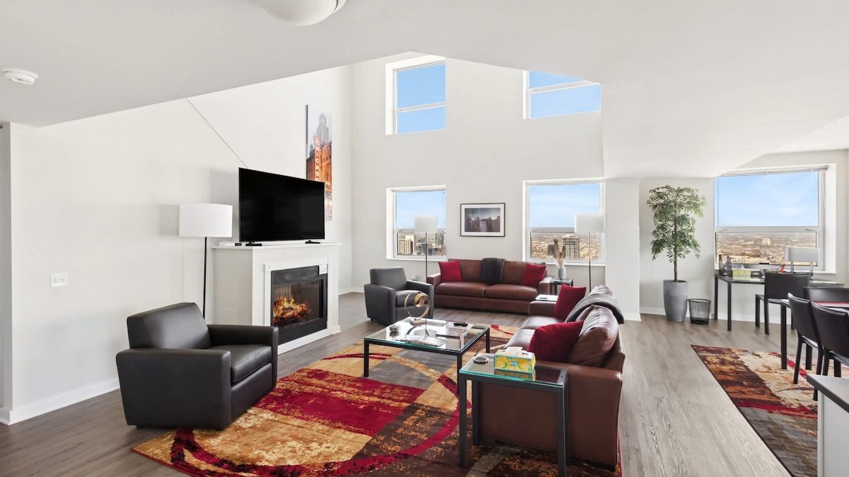 Stunning Views! New Penthouse w/ Pool & Fireplace gallery image 5