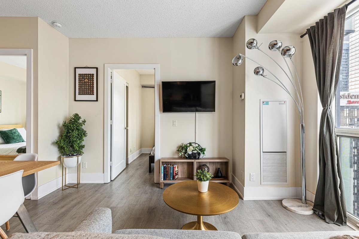 3 BR w/ parking Downtown Toronto gallery image 4