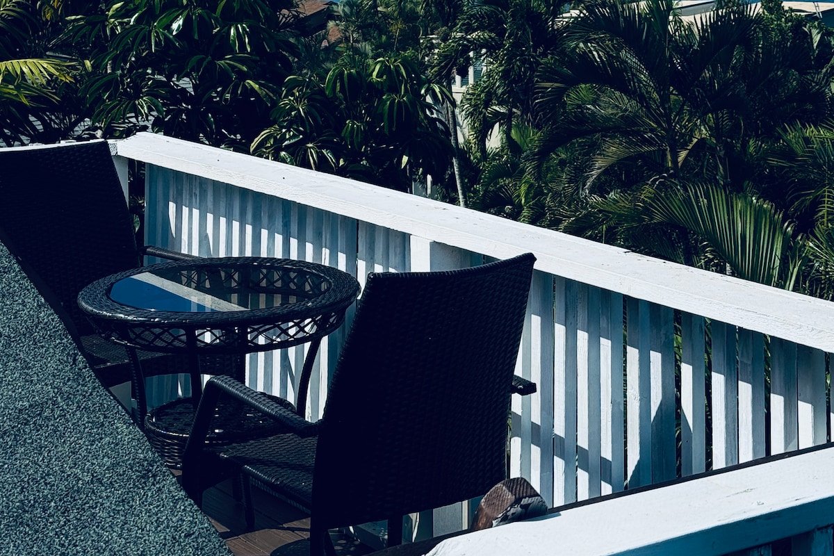 Family Home, Center of North Shore, – Ocean Views! gallery image 2