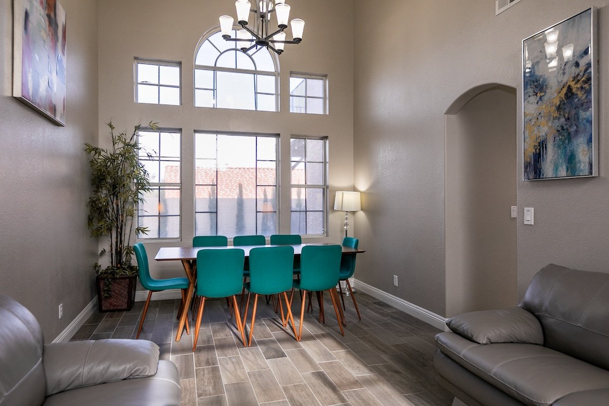 Spacious! 4BR, 3mi to airport! Strip views & Pool! gallery image 3