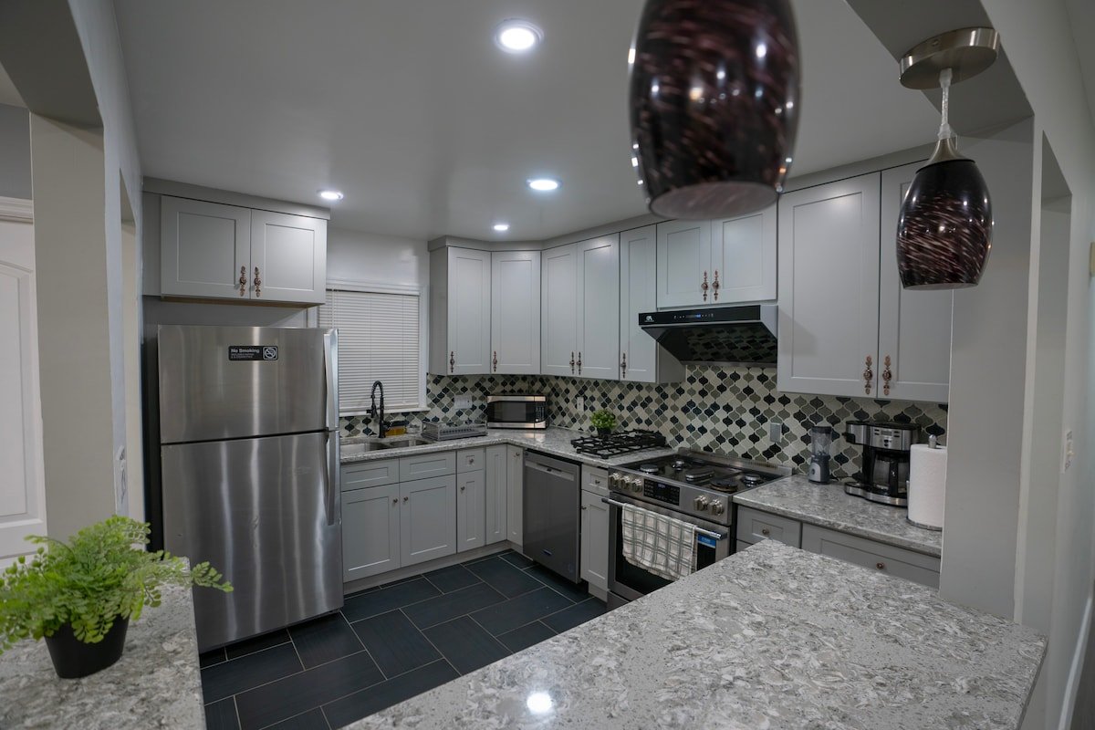 Modern 3 Bed 2 Bath Home With Parking | 2 min LGA gallery image 5