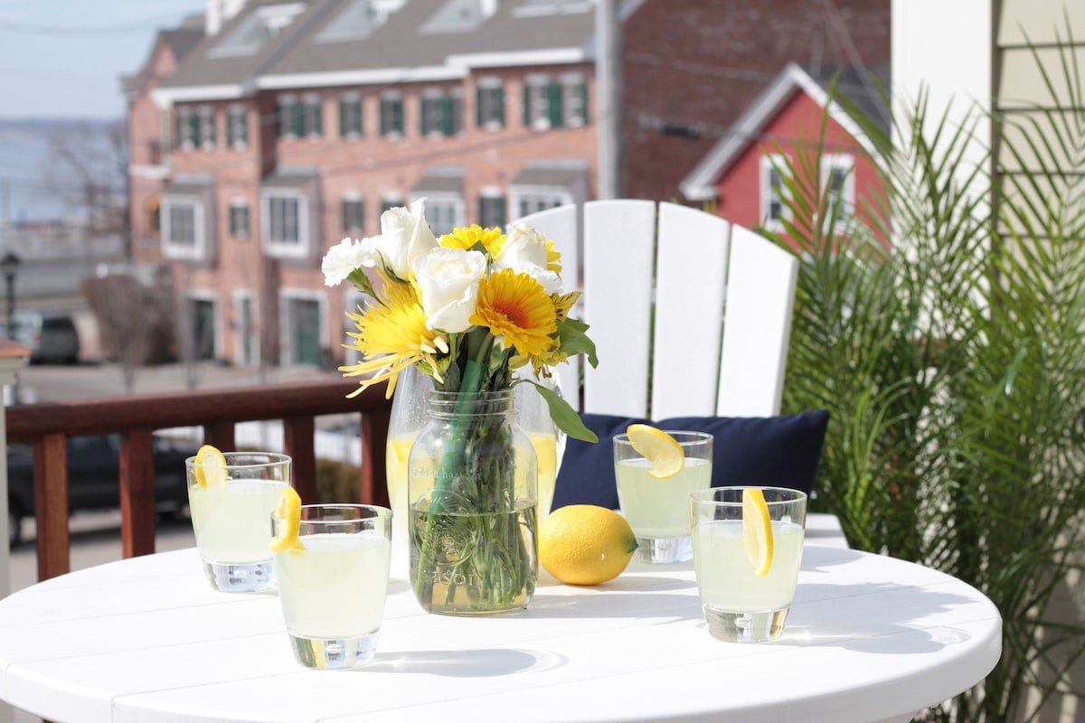 2 Bedrooms w/Loft & En-Suite Baths, Walk to Harbor gallery image 2