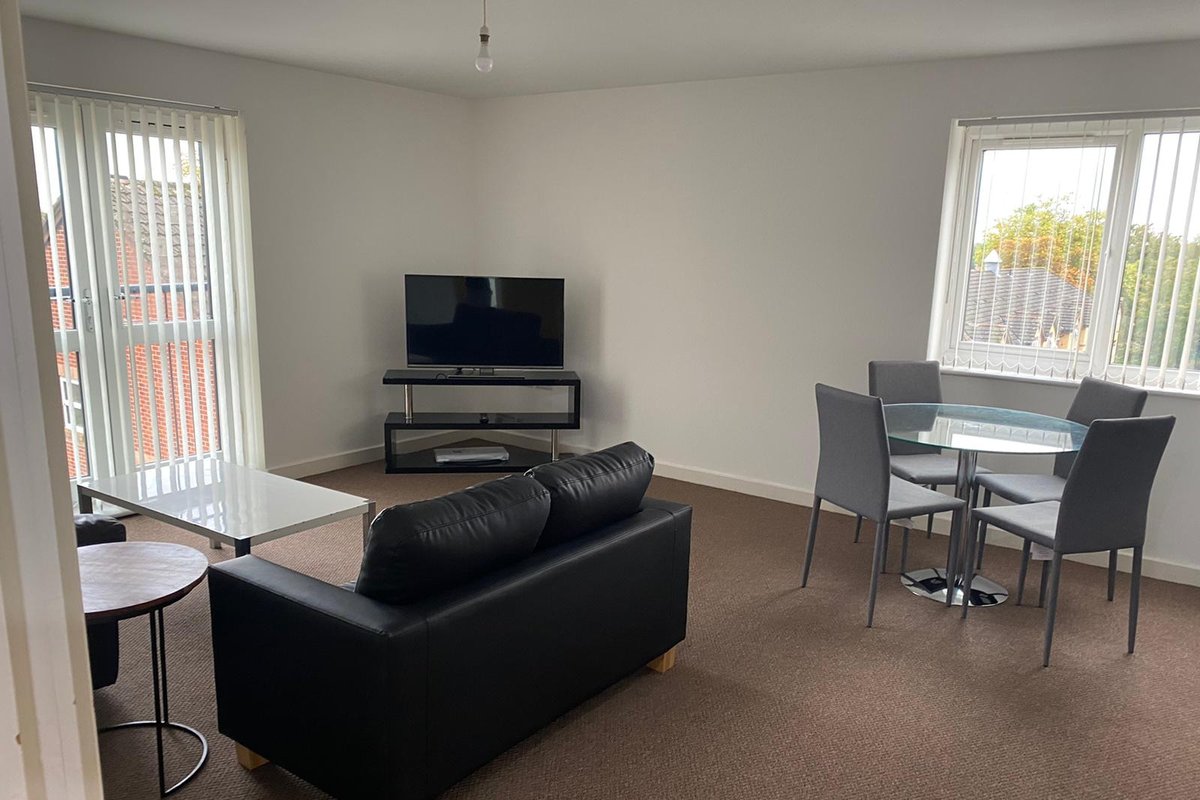 Top Floor 4 Bedroom and 2 bathroom Apt