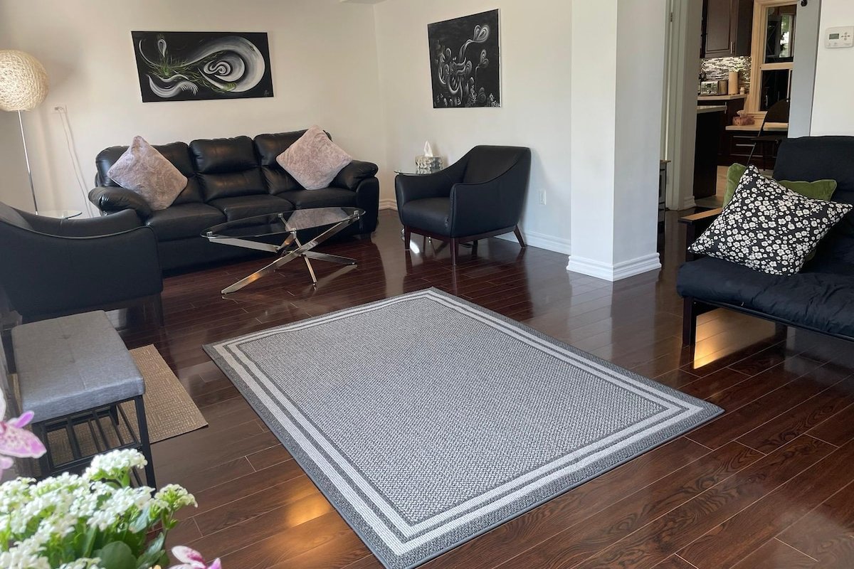 Cozy Home + Large backyard, 20mins from DT! gallery image 5