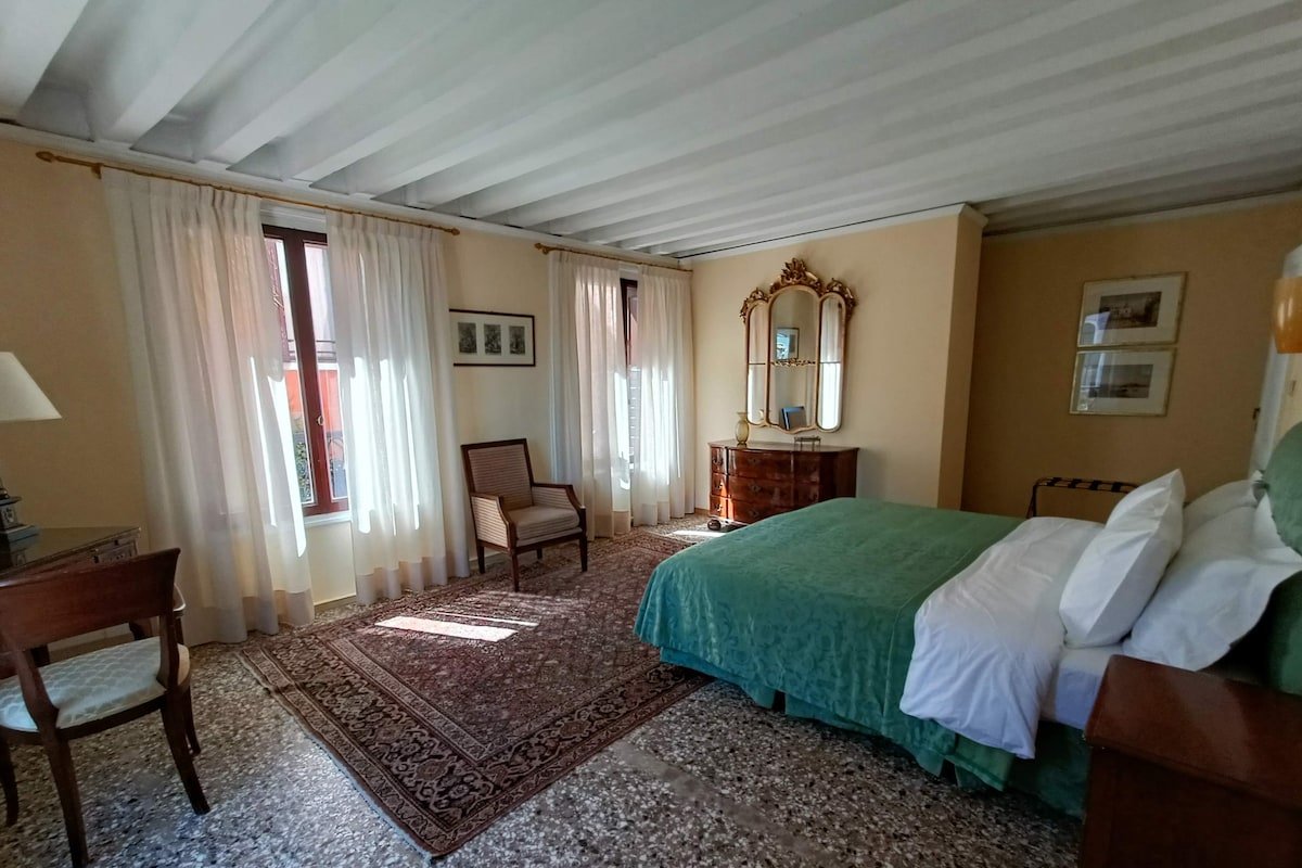 Querini Palace, fascinating view on Grand Canal gallery image 4