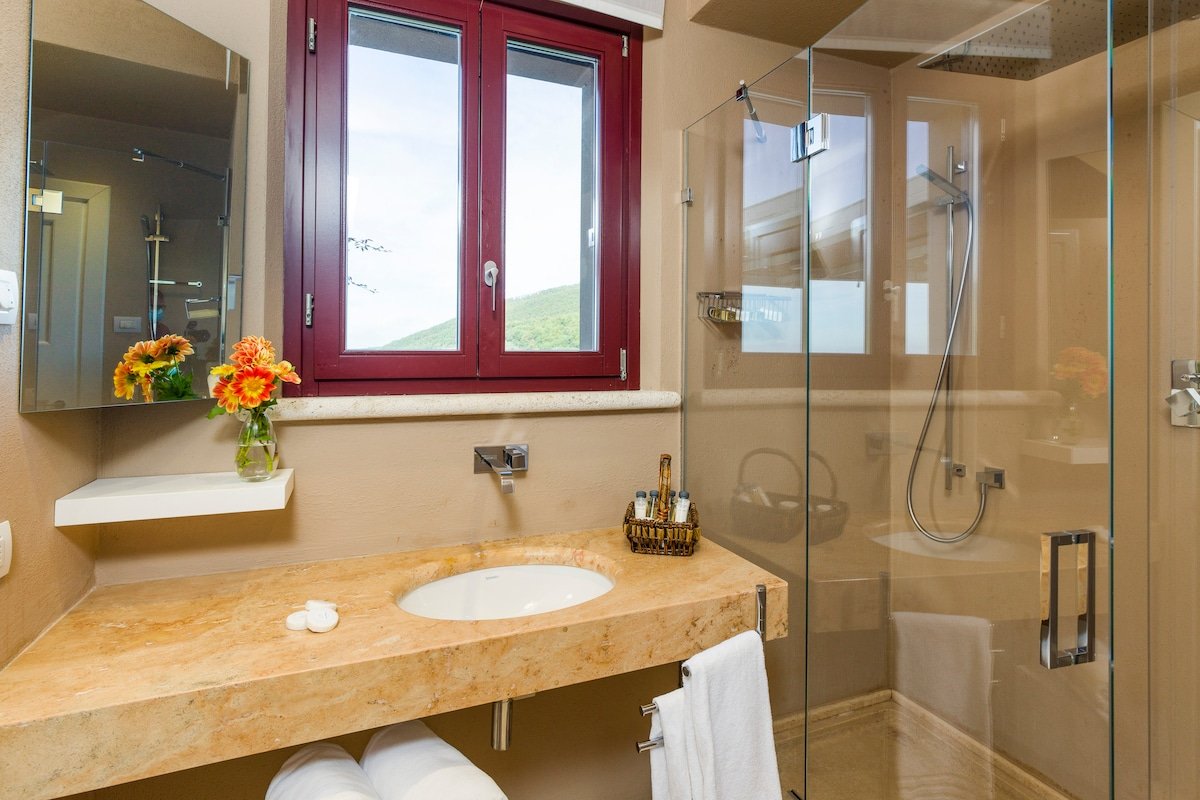 Gemma gallery image 2