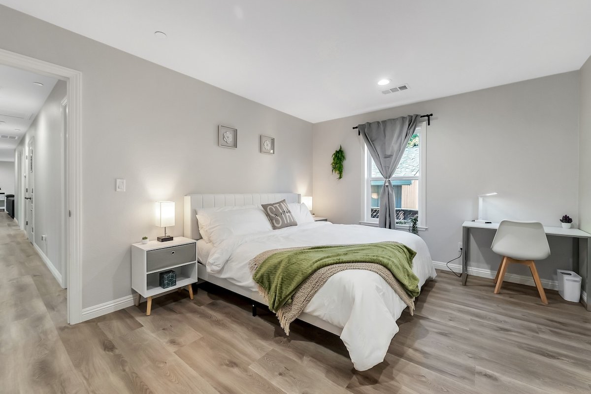 Newly built 2100 sqft modern home 6br/5ba sleep 16 gallery image 3