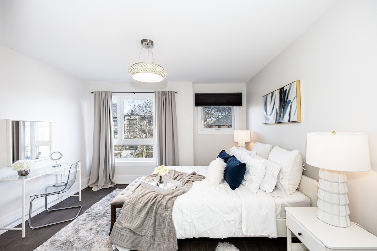 New & Luxe 3BR Home in Central Toronto gallery image 2