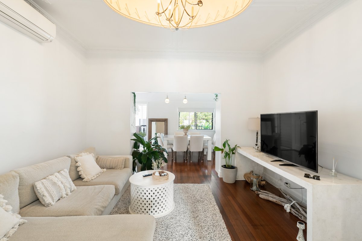 The White Home/ Luxe King Bed/ Parking/ Airport