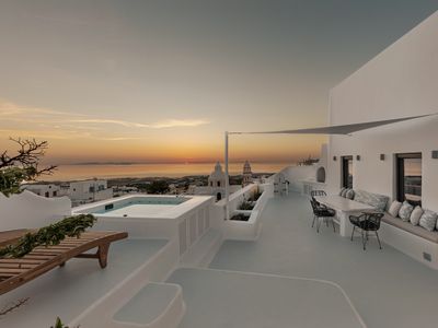 3 bed villa, @ Fira center Sea view,outdoor hottub