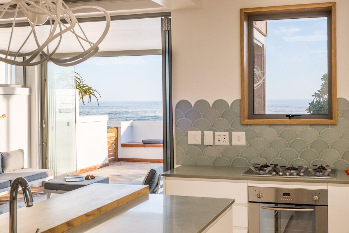 Location! Beachfront Villa gallery image 3