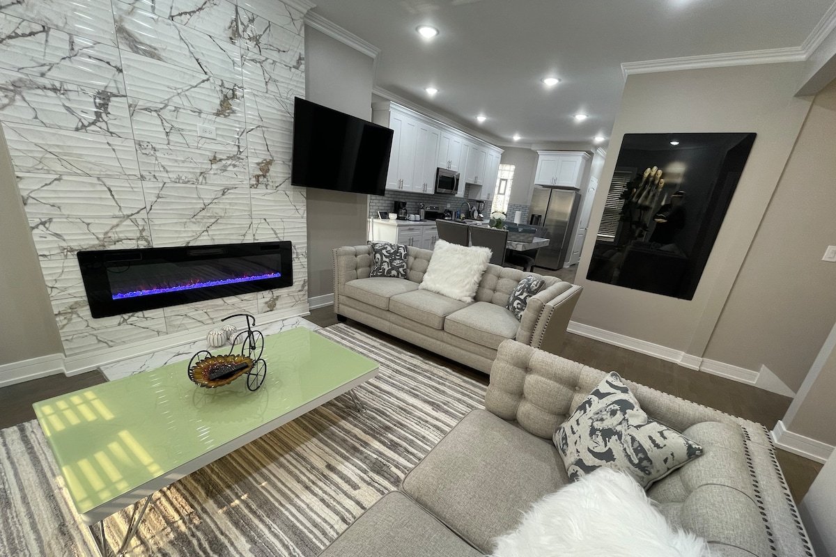 Exec Lux home wth 3 Level,6 Bdrms/3bth & 2 Kitchen gallery image 2