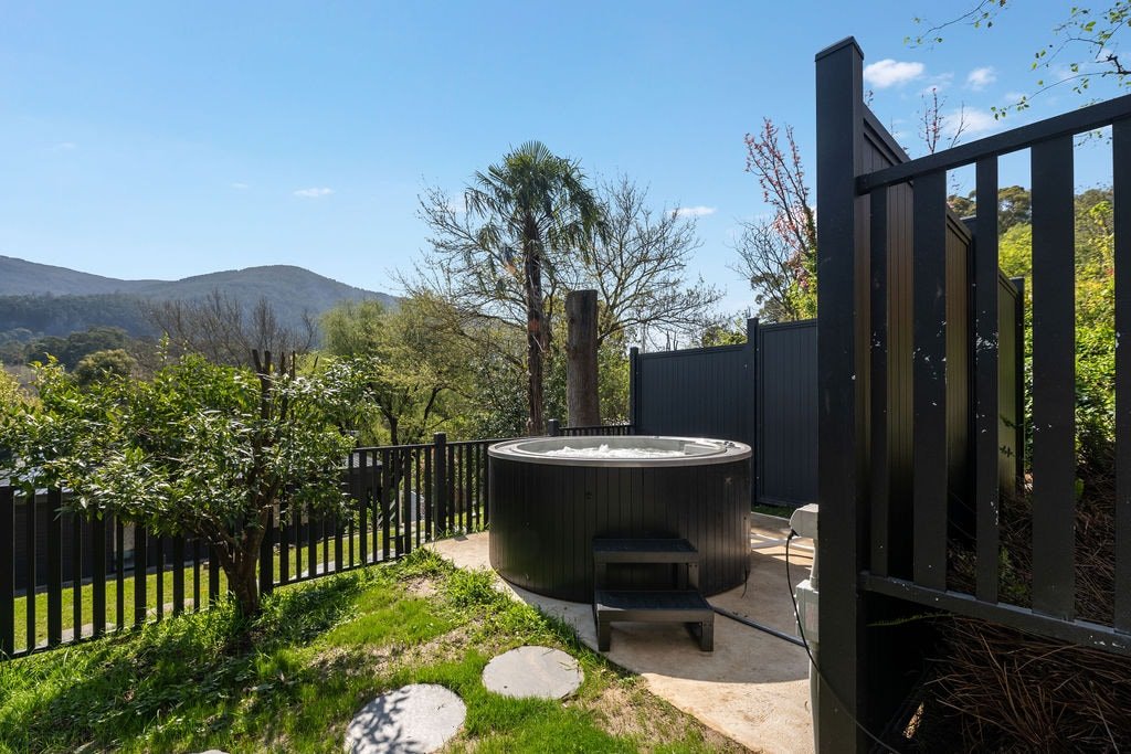 Station Penthouse – Private Spa & Mountain Views gallery image 3