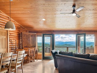 Cozy, Mountaintop Log Cabin w/Epic Views*Hot Tub